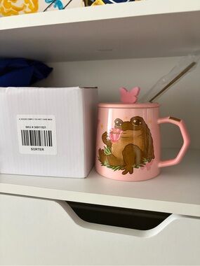 NEW Funny Mug With Toad Frog “I simply do not care” with Lid and Golden Spoon
